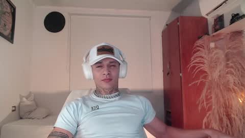 independent model online show from December 7, 5:26 am