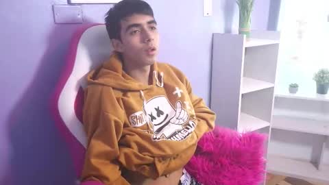 Snapshot of hottiie_guy chatting on October 21, 6:11 pm hottiie_guy online show from October 21, 6:11 pm