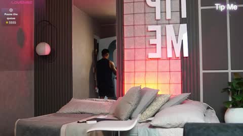 hunk_ryan online show from December 15, 12:13 pm