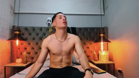 hunterheat_ online show from October 3, 12:10 pm