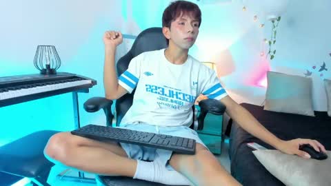 Son Hyunjin online show from April 21, 8:26 pm