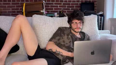 isocialmedia online show from February 4, 12:22 pm