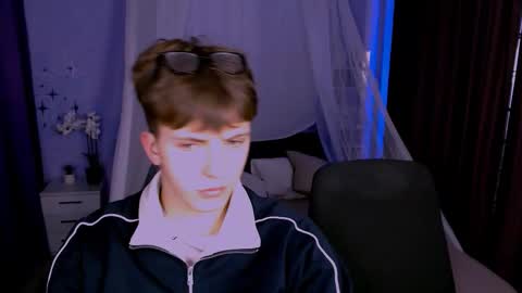 joseph_bear_ online show from November 19, 9:25 pm