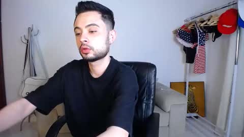 Snapshot of josezaens_ chatting on October 24, 8:49 am josezaens_ online show from October 24, 8:49 am