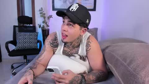 juan_alvarez18 online show from October 2, 3:21 am