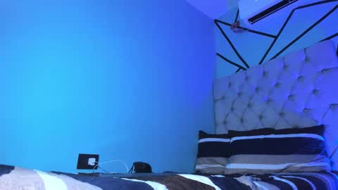 independent model online show from March 9, 3:06 pm