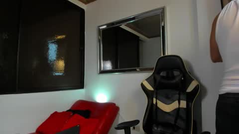 julian_wallace online show from March 12, 4:58 pm