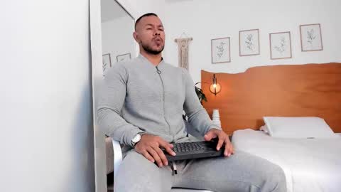 Kilua Muscle guy online show from March 24, 8:35 pm