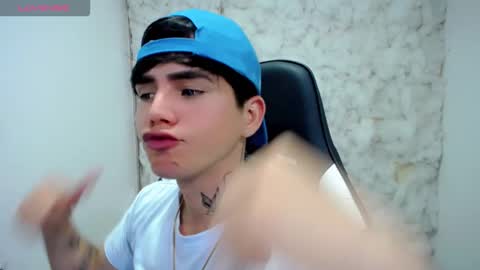 kiss_whitee online show from December 21, 11:35 pm