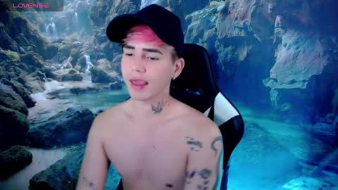 kiss_whitee online show from February 2, 8:28 pm