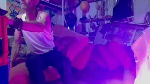 Laye19 online show from December 10, 5:17 am