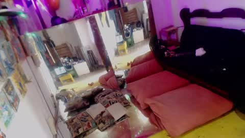 Laye19 online show from January 31, 7:08 pm