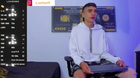 Snapshot of lian_23_ chatting on January 1, 11:51 pm    online show from January 1, 11:51 pm