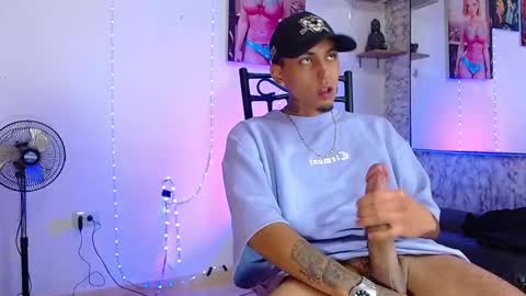 Snapshot of liiaam_lee_ chatting on October 22, 2:21 pm Daniel online show from October 22, 2:21 pm