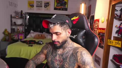 logan_hugh8 online show from May 26, 1:34 am