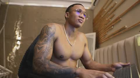 logan_varela online show from April 16, 9:39 pm