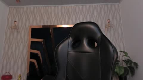  L O R E N Z O  Thumbs Up help  online show from January 7, 6:13 pm