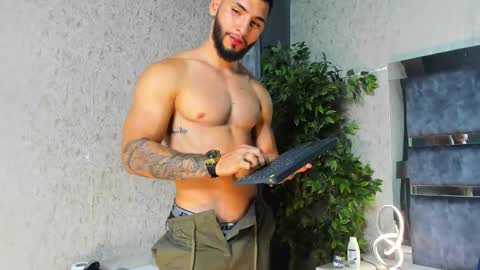 Louis online show from November 25, 1:40 am