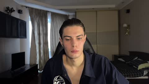 Snapshot of louis_preston chatting on December 20, 4:53 am Mark online show from December 20, 4:53 am