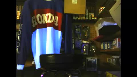 Snapshot of luv2bnakednow chatting on December 17, 9:05 pm luv2bnakednow online show from December 17, 9:05 pm