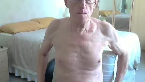 Snapshot of master_bates000 chatting on October 26, 10:50 am master bates000 online show from October 26, 10:50 am
