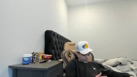 Snapshot of masterjizz1_0 chatting on December 17, 4:01 am masterjizz1_0 online show from December 17, 4:01 am