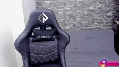 Mathew Independent model online show from January 12, 9:52 pm