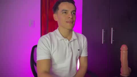 Snapshot of max_lancaster chatting on January 24, 10:51 pm Max Lancaster online show from January 24, 10:51 pm