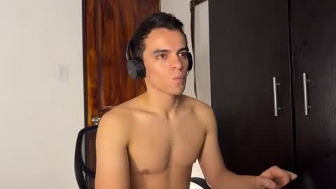 Snapshot of max_lancaster chatting on December 26, 12:14 am Max Lancaster online show from December 26, 12:14 am