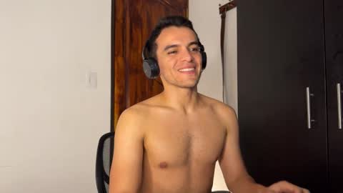 Snapshot of max_lancaster chatting on December 19, 11:46 pm Max Lancaster online show from December 19, 11:46 pm