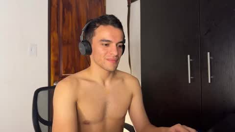 Snapshot of max_lancaster chatting on December 16, 12:04 am Max Lancaster online show from December 16, 12:04 am