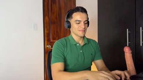 Snapshot of max_lancaster chatting on December 28, 11:05 pm Max Lancaster online show from December 28, 11:05 pm