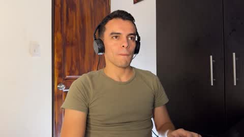 Snapshot of max_lancaster chatting on December 4, 11:57 pm Max Lancaster online show from December 4, 11:57 pm