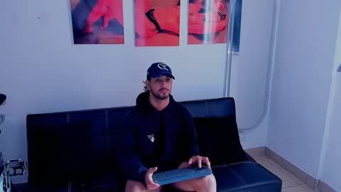 Snapshot of maximo004 chatting on October 22, 2:32 pm Maximo online show from October 22, 2:32 pm