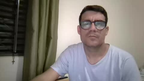 Snapshot of mersao chatting on October 25, 12:45 am Nerd Latino online show from October 25, 12:45 am