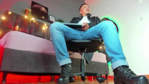 Mr Fox online show from February 5, 8:49 pm