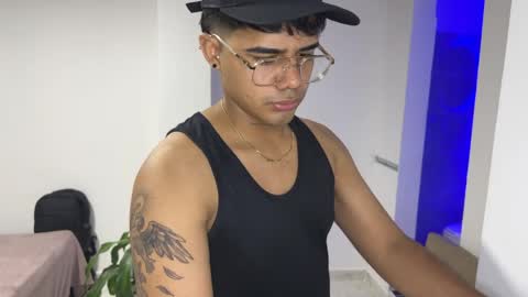 nicvelez22 online show from April 11, 5:36 am