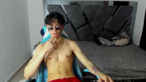 oliverthompson_01 online show from October 11, 8:18 am