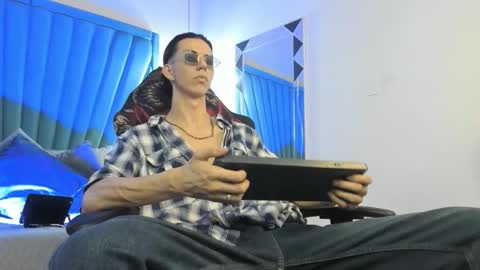 oliverthompson_01 online show from September 21, 4:01 am