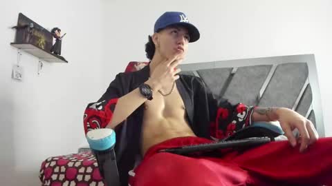 oliverthompson_01 online show from March 6, 12:10 am