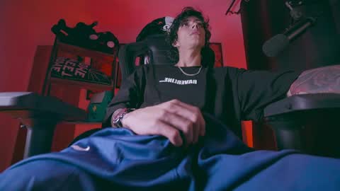     online show from April 8, 12:33 am