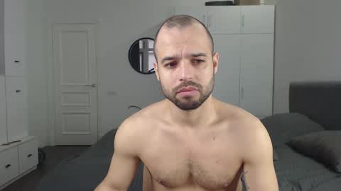 onebestlover online show from February 4, 8:35 am