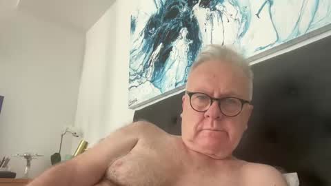 ozhairybearxxxx online show from January 13, 6:16 am