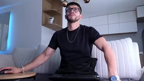 phantom_bigger1 online show from November 18, 2:43 pm