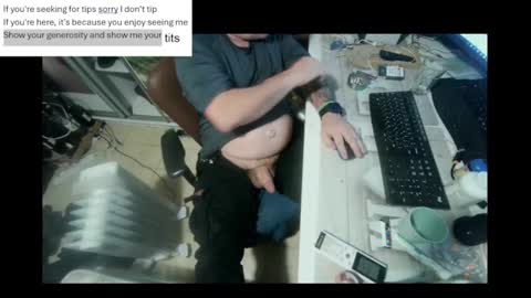 Snapshot of pini_z chatting on December 29, 7:54 pm pini_z online show from December 29, 7:54 pm