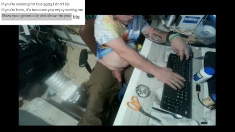 Snapshot of pini_z chatting on January 4, 7:13 pm pini_z online show from January 4, 7:13 pm