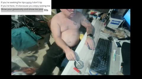 Snapshot of pini_z chatting on January 17, 5:53 pm pini_z online show from January 17, 5:53 pm