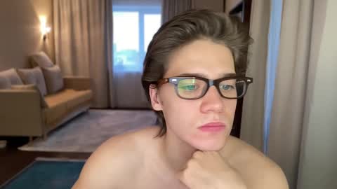 Snapshot of realsupermichael chatting on December 8, 7:37 am AliceEve online show from December 8, 7:37 am