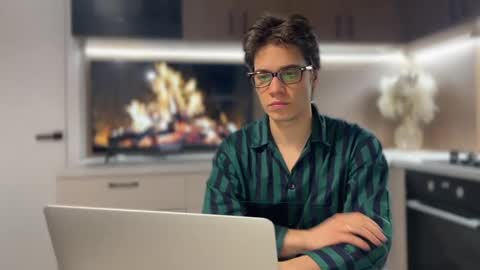 Snapshot of realsupermichael chatting on February 16, 6:43 pm AliceEve online show from February 16, 6:43 pm