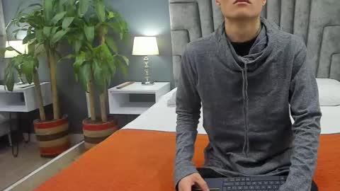 Roan Birkin online show from February 23, 7:25 pm